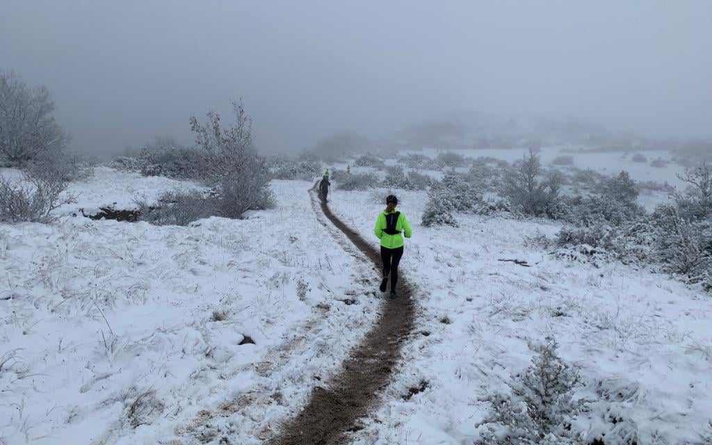 trail running in the snow in aveyron